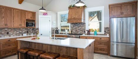 Refrigerador, microondas, horno y parrilla de estufa