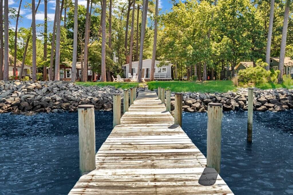 Charming Waterfront Cottage with Sunset Views