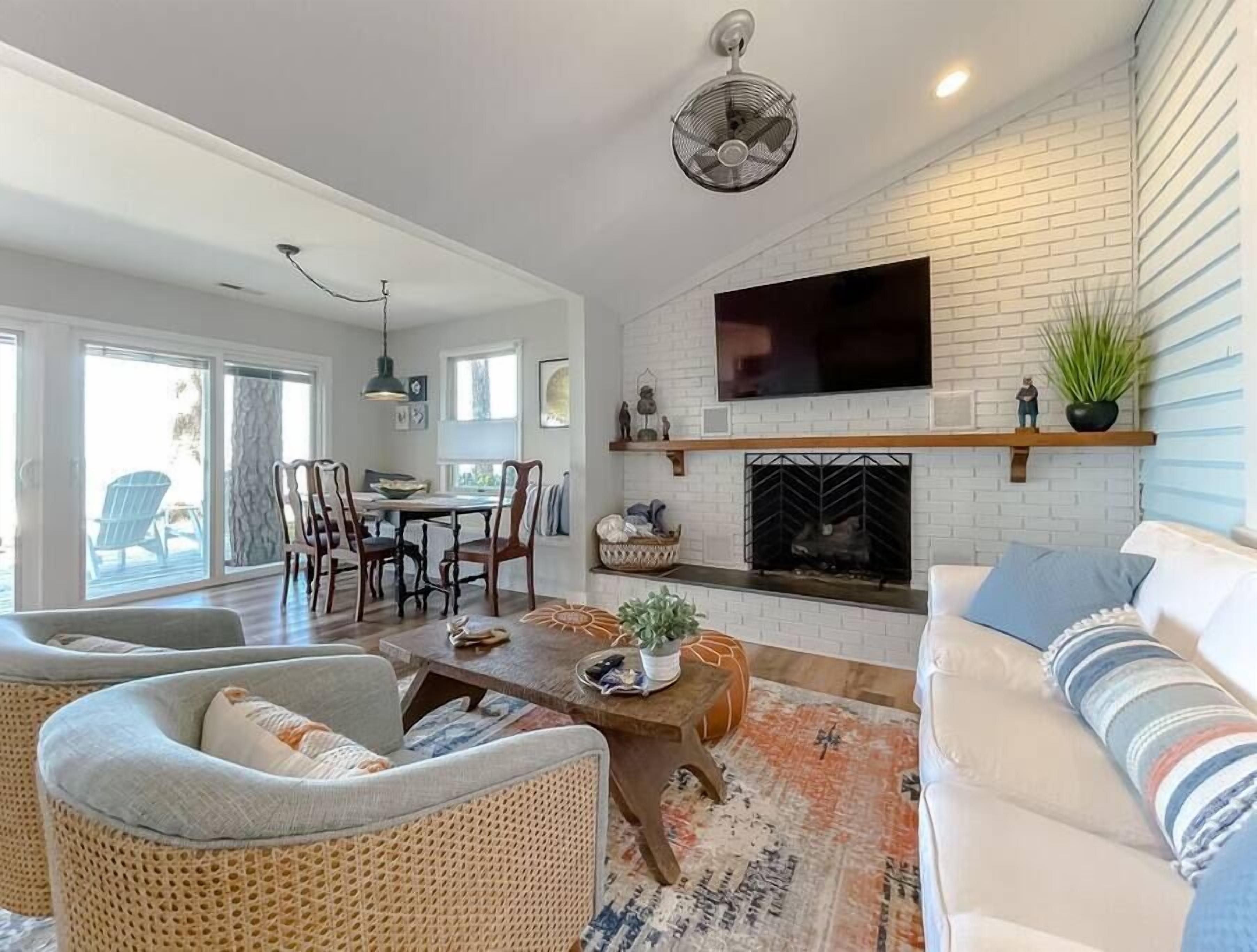 Charming Waterfront Cottage with Sunset Views