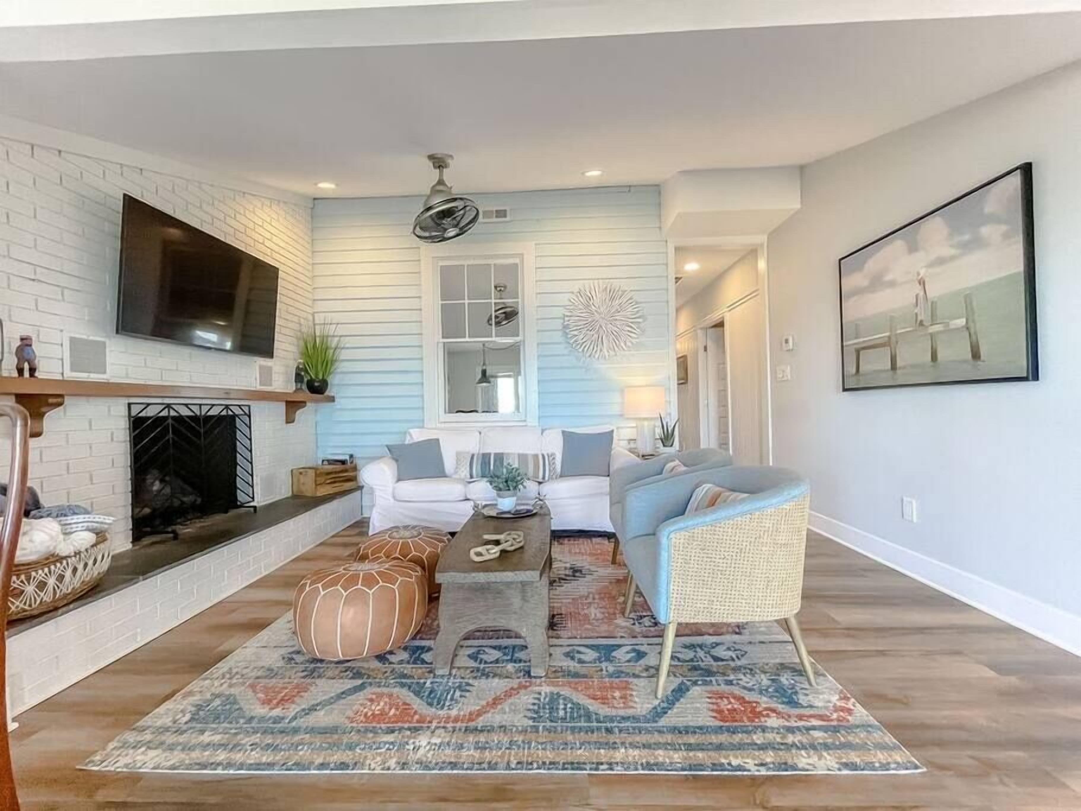 Charming Waterfront Cottage with Sunset Views