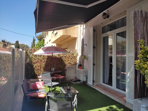 Large apartment 30 metres from the beach, air-conditioned, wifi, free private parking 