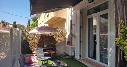 Large apartment 30 metres from the beach, air-conditioned, wifi, free private parking