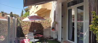 Large apartment 30 metres from the beach, air-conditioned, wifi, free private parking