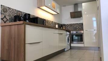 Frigorífico, microondas, horno y placa de cocina