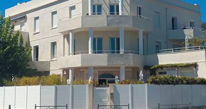 grand appart a 30 metres de la plage, climatise, wifi, parking prive gratuit