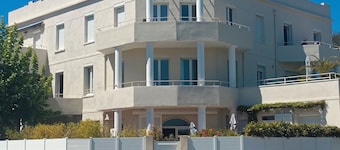 Large apartment 30 metres from the beach, air-conditioned, wifi, free private parking