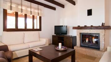 Een smart-tv, een open haard, tafelvoetbal en een tafeltennistafel