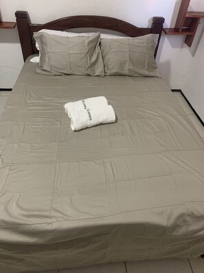 標準三人房, 1 間臥室 | 埃及棉床單、高級寢具、筆電工作空間、免費無線上網