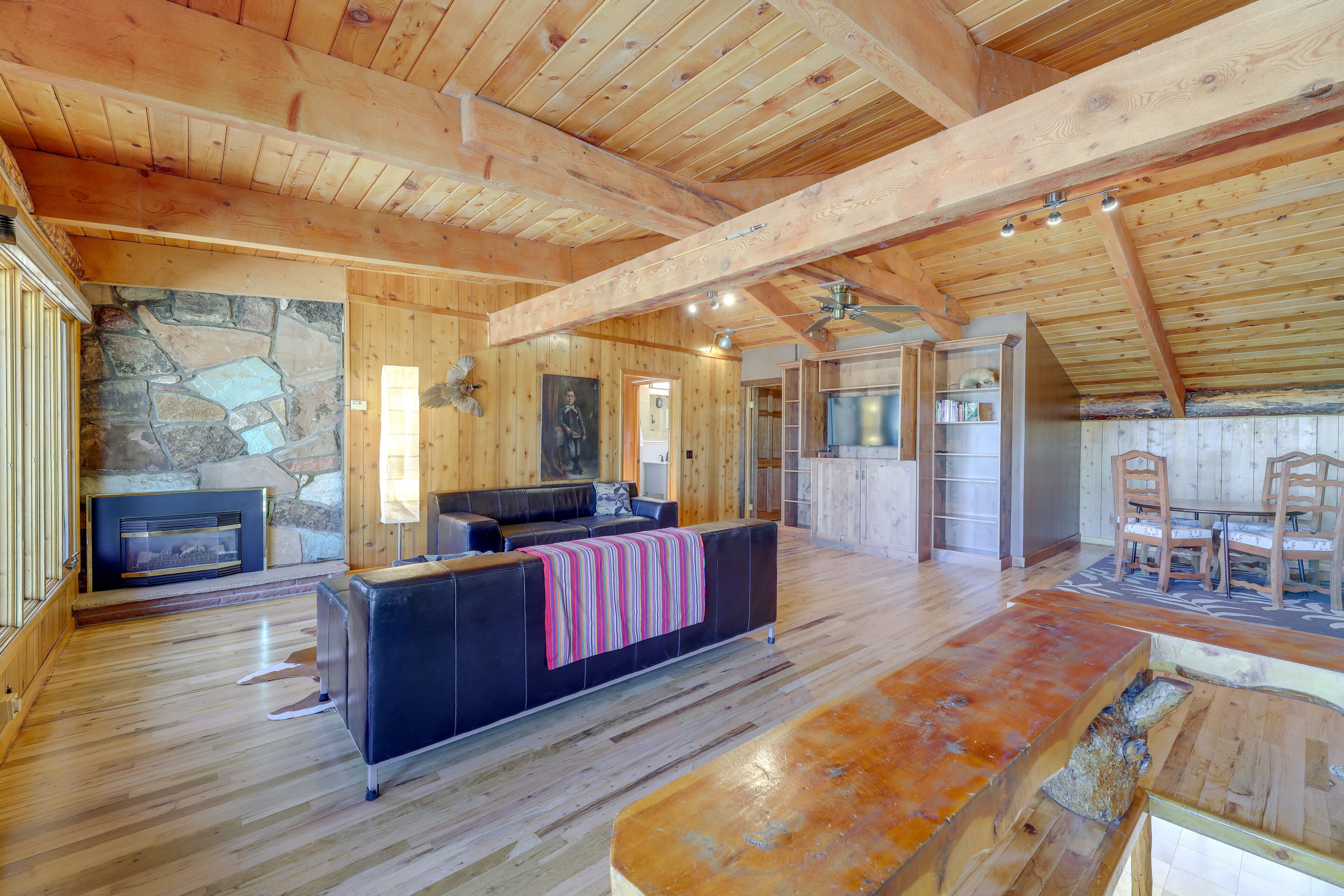 Spacious Pinedale Home w/ Mountain Range View