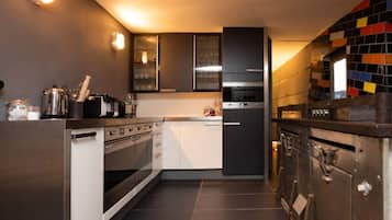 Four, tables Ă manger