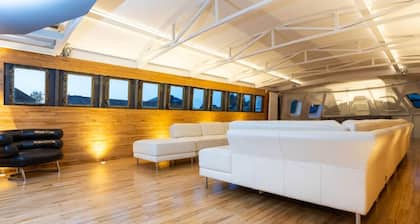 130ft Classic Yacht near Man Utd & Media City