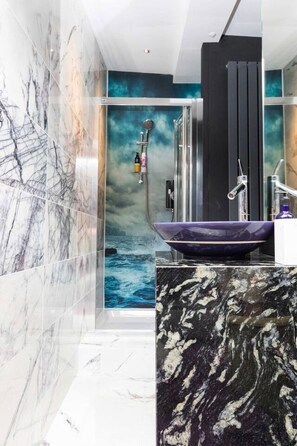 Baignoire, sèche-cheveux, serviettes fournies, savon