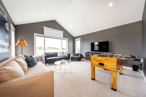 Smart TV, chimenea, Netflix, futbolito