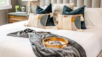 3 bedrooms, desk, iron/ironing board, travel crib