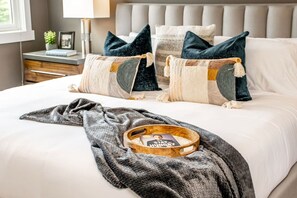 3 slaapkamers, een bureau, een strijkplank/strijkijzer, reisbedje