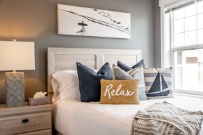 3 chambres, bureau, fer et planche à repasser, lit de bébé portatif