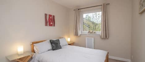 Desk, iron/ironing board, WiFi, bed sheets