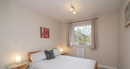 The Kelvin: Peaceful West End River View Property