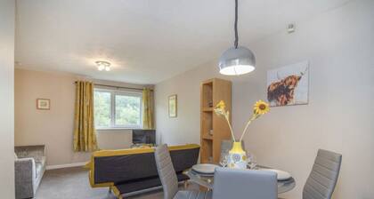 The Kelvin: Peaceful West End River View Property