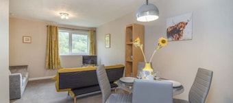 The Kelvin: Peaceful West End River View Property