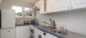 The Kelvin: Peaceful West End River View Property