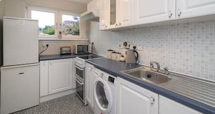 The Kelvin: Peaceful West End River View Property