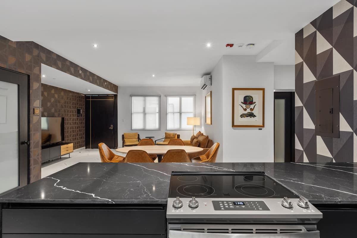Premier penthouse | Woonruimte | Een 55-inch smart-tv met satellietzenders en een televisie