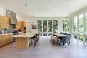 Dining - Sonoma Serenity: Modern Estate with Pool, Privacy, and Wine Country Charm. (Glen Ellen)