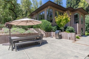 Property grounds - Sonoma Serenity: Modern Estate with Pool, Privacy, and Wine Country Charm. (Glen Ellen)