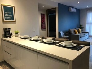 Departamento de diseñador | Cocina privada | Refrigerador con congelador, microondas, horno y tostadora 