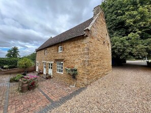 Exterior - Braunston Manor Cottage: 4-poster beds & ensuites (Braunston)