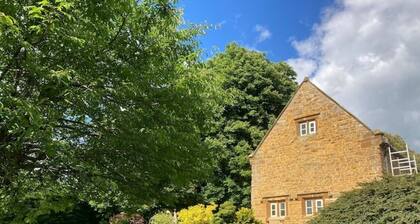 Braunston Manor Cottage: 4-poster beds & ensuites