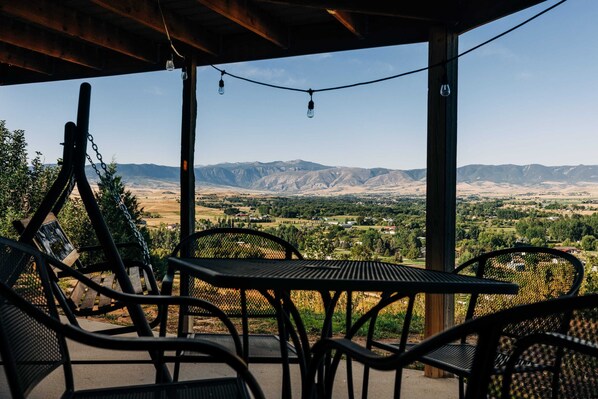Outdoor dining - The Mountain View Walk Out , Truly Panoramic View (Sheridan)