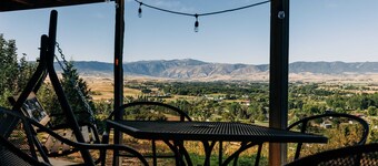 Mountain View Retreat Above Sheridan | Bighorn Panorama, Private Walkout Apartment, Full Kitchen, Smart TV, High-Speed WiFi, Patio