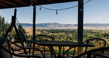 Mountain View Retreat Above Sheridan | Bighorn Panorama, Private Walkout Apartment, Full Kitchen, Smart TV, High-Speed WiFi, Patio