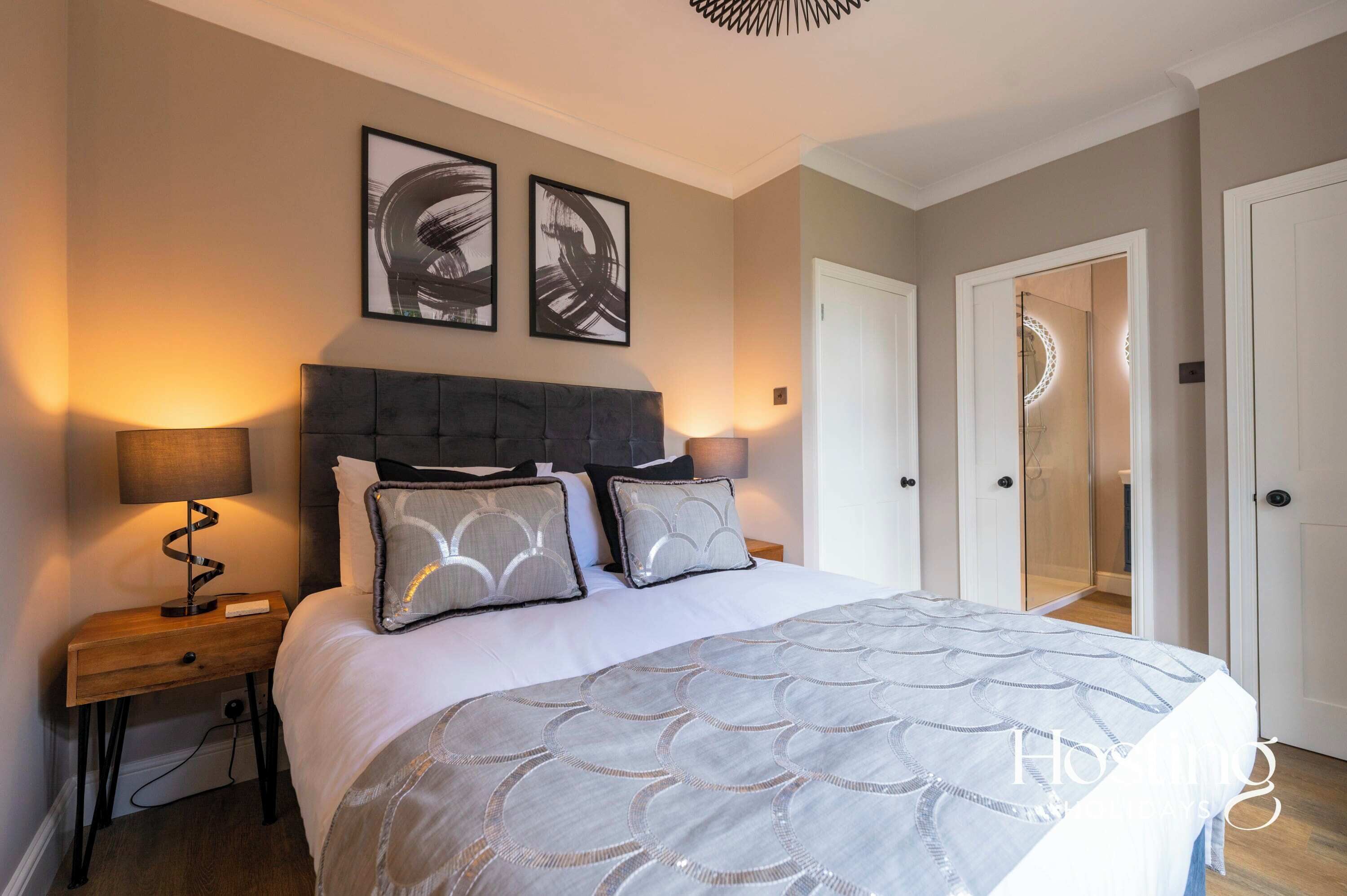 The Victoria - Central Luxury Home With Hot Tub