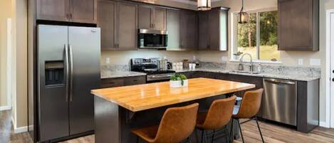 冷蔵庫、電子レンジ、オーブン、コンロ