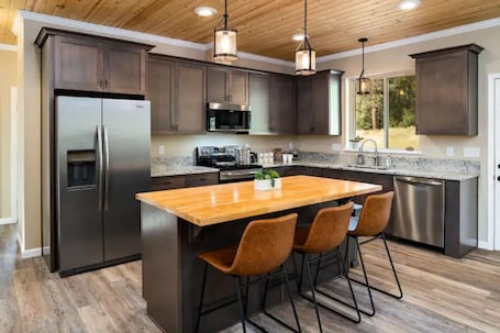 Fridge, microwave, oven, stovetop. Refined Living Surrounded by Beautiful Scenery and Amazing Wildlife