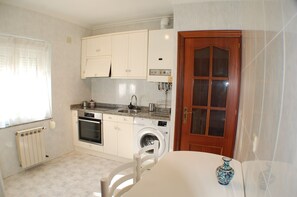 Frigorífico, horno, placa de cocina y cafetera o tetera