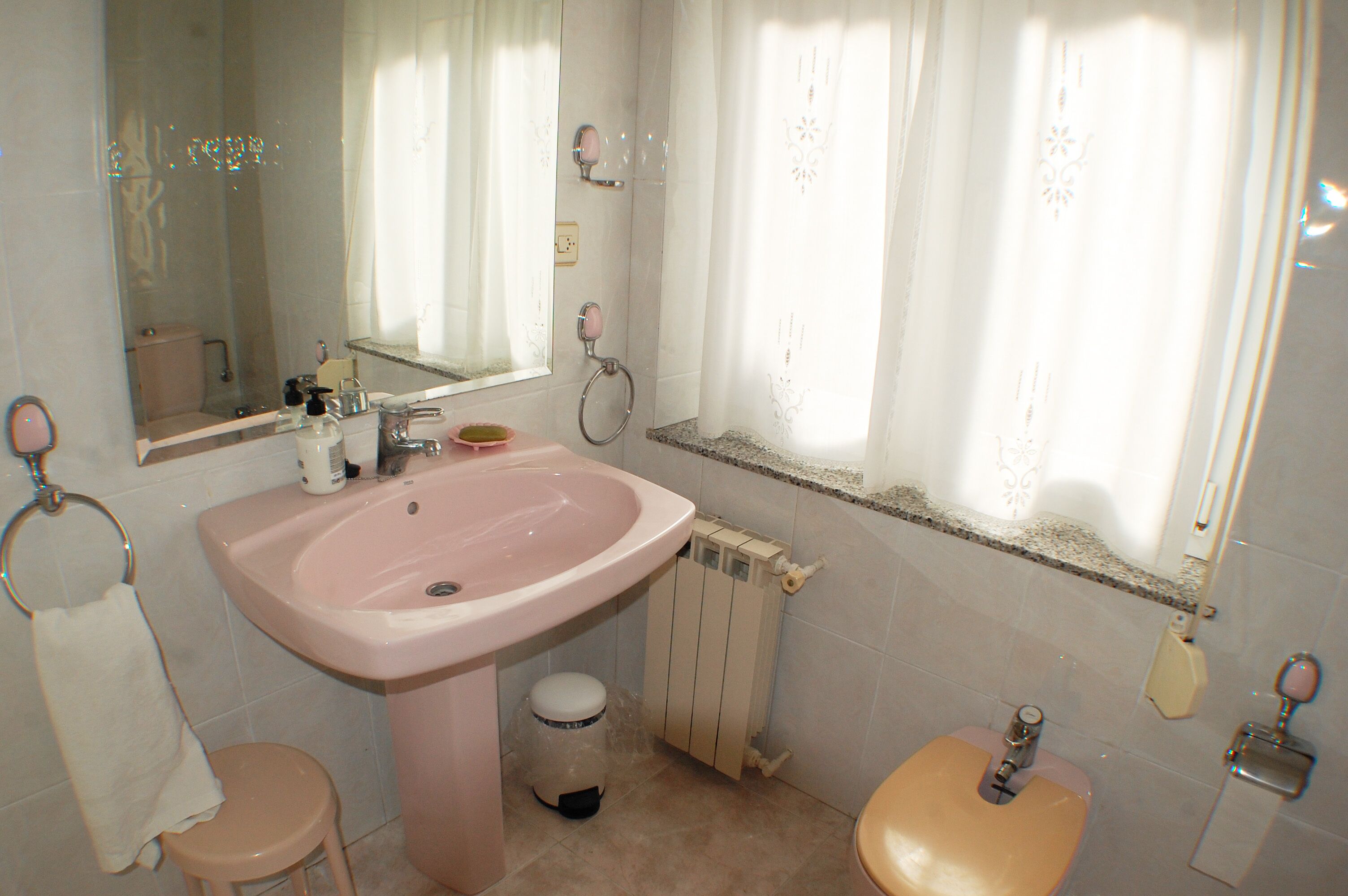 Bathtub, bidet