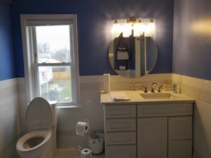 Badewanne, Handtücher, Seife, Toilettenpapier