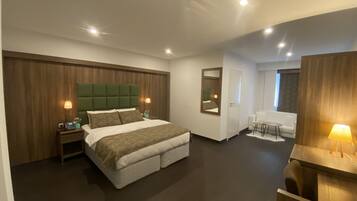 Deluxe-Dreibettzimmer | Allergikerbettwaren, individuell dekoriert, individuell eingerichtet