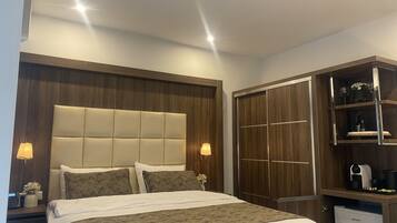 Deluxe-Zimmer | Badezimmer | Dusche, Regendusche, kostenlose Toilettenartikel, Haartrockner