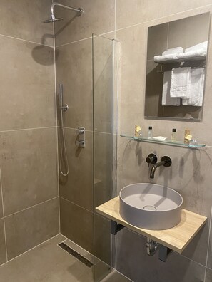 Comfort Room | Bathroom | Shower, rainfall showerhead, free toiletries, hair dryer - Hotel Cataleya BV (Almere)