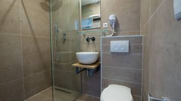Dusche, Regendusche, kostenlose Toilettenartikel, Haartrockner