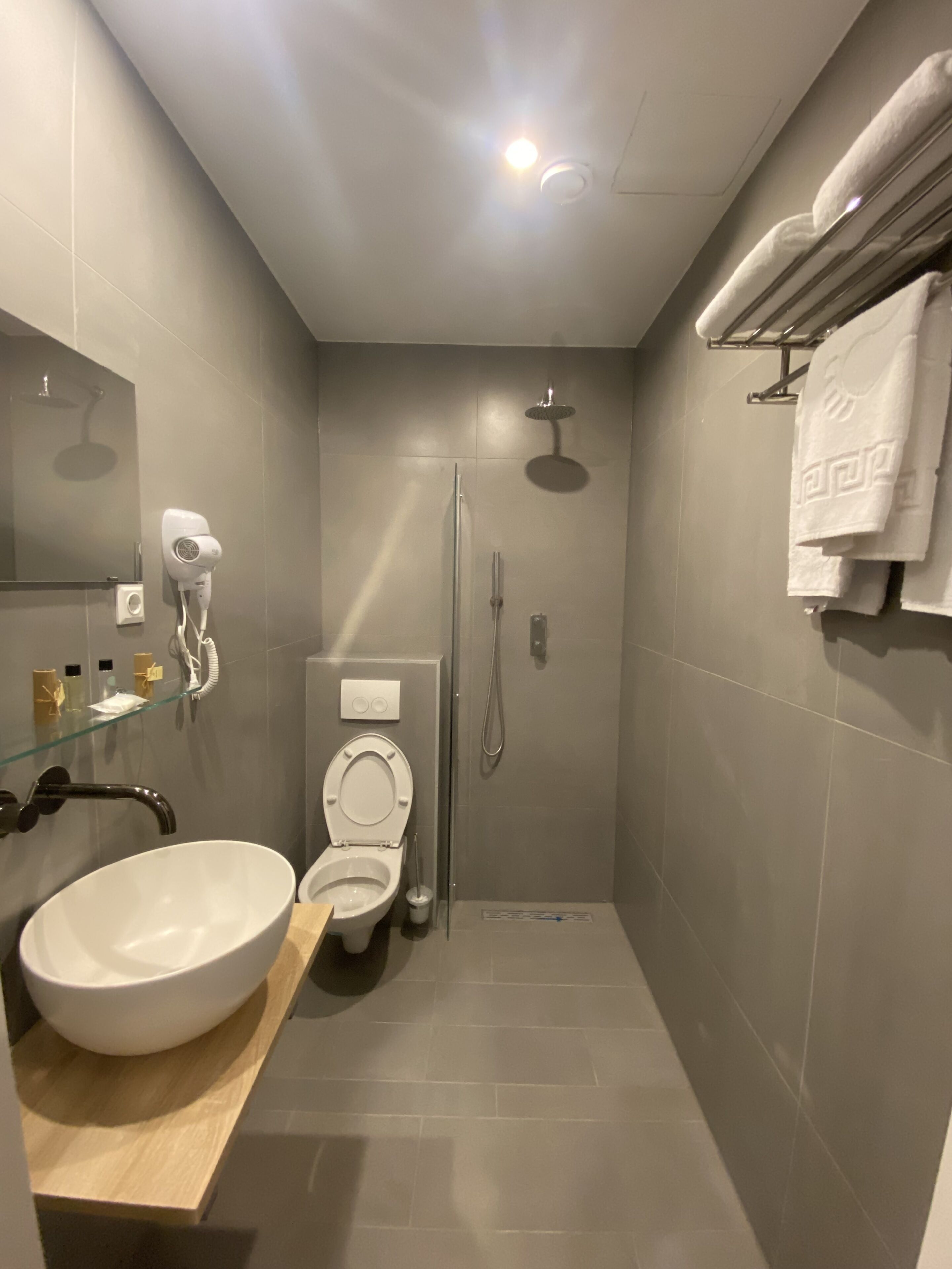Moderni kylpyhuone, jossa on suuri pesuallas, wc ja suihku.