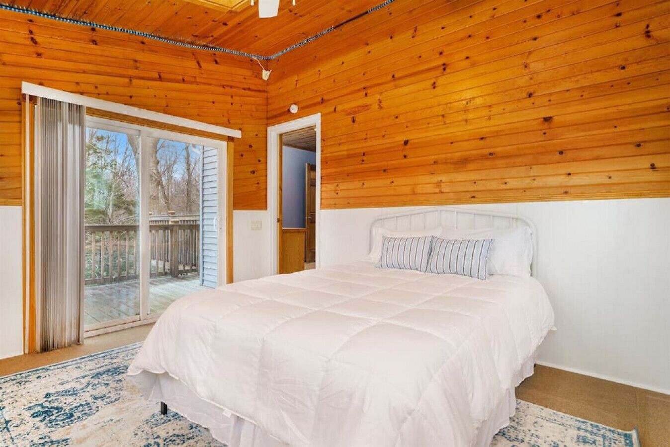 Peaceful Forested 5 Bdrm Near Lake sleeps up to 16