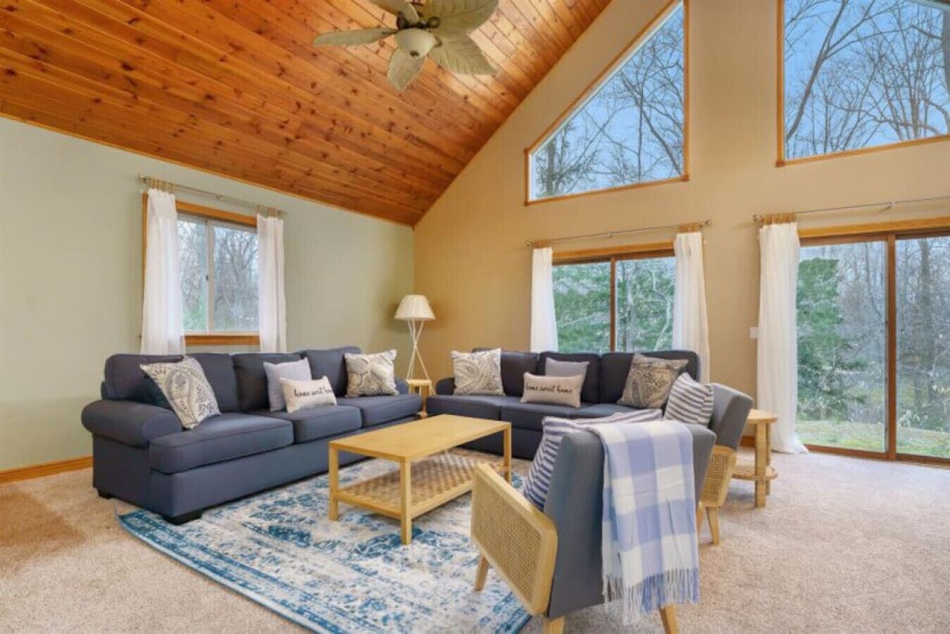 Peaceful Forested 5 Bdrm Near Lake sleeps up to 16