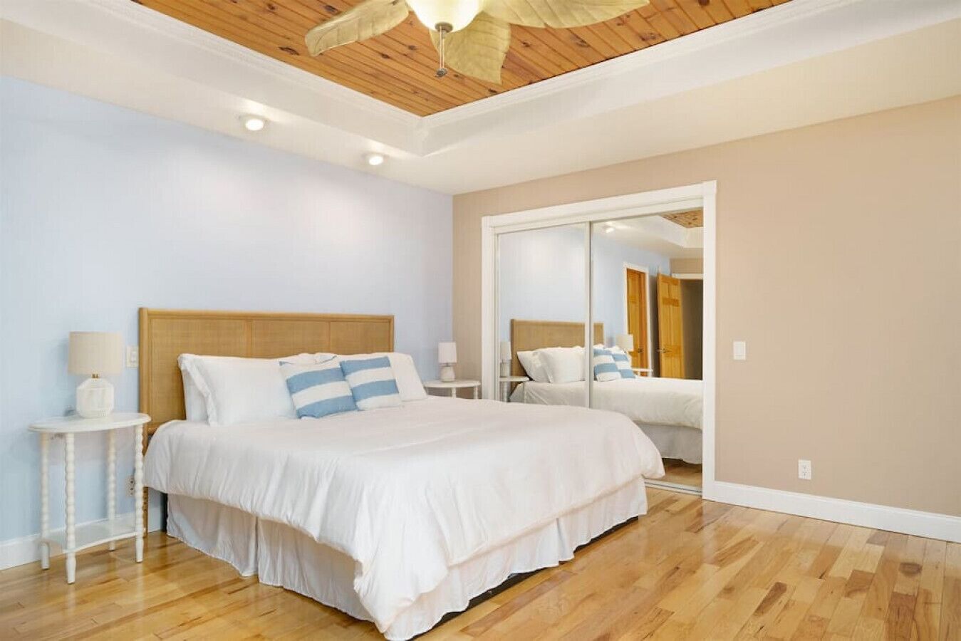 Peaceful Forested 5 Bdrm Near Lake sleeps up to 16