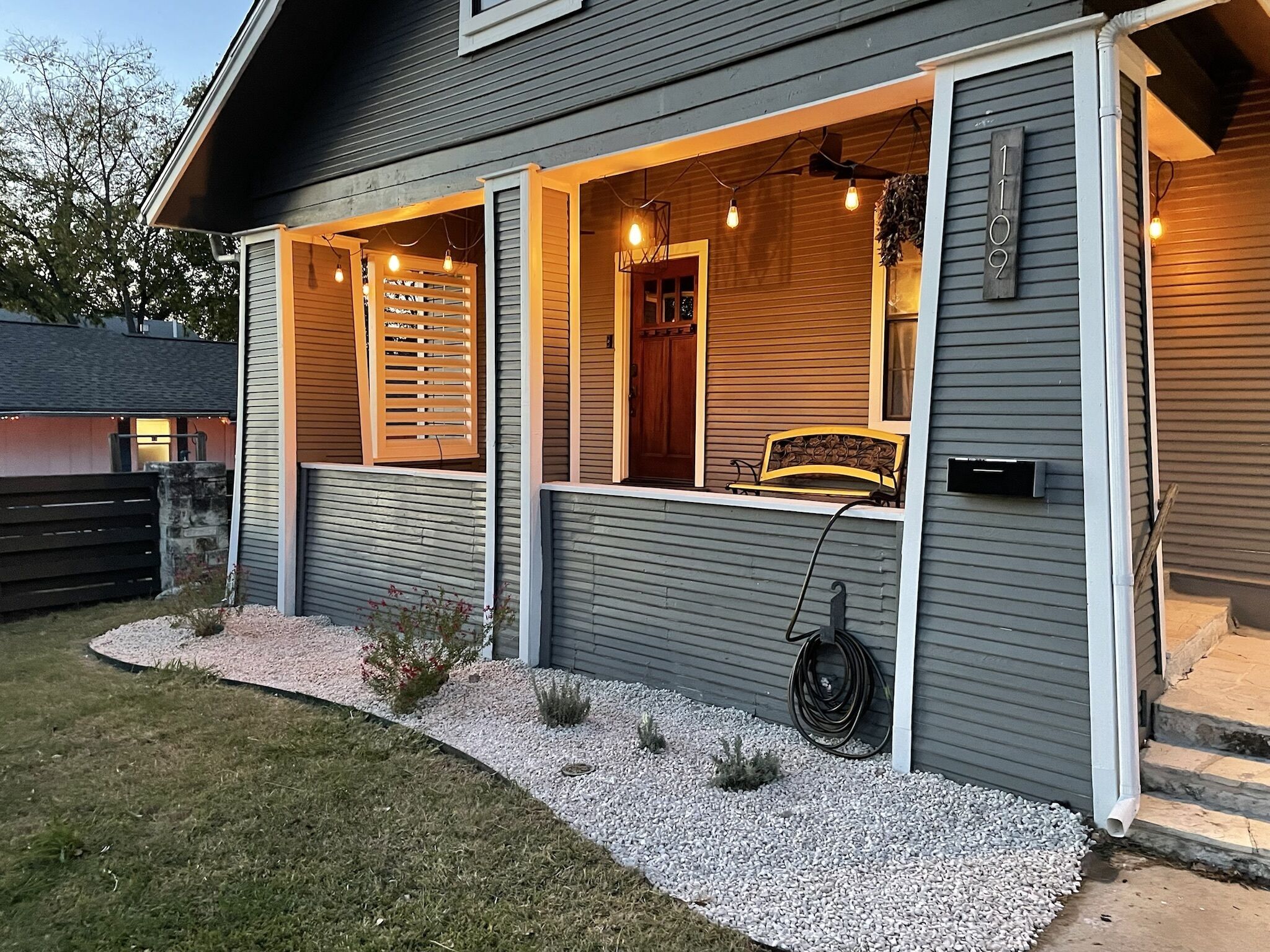 10 mins from The Alamo and the Riverwalk!